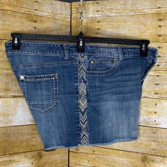 MAURICES CUT OFF EMBROIDERED DENIM FESTIVAL WESTERN CONCERT CLASSIC DENIM SHORTS - Picture 2 of 4